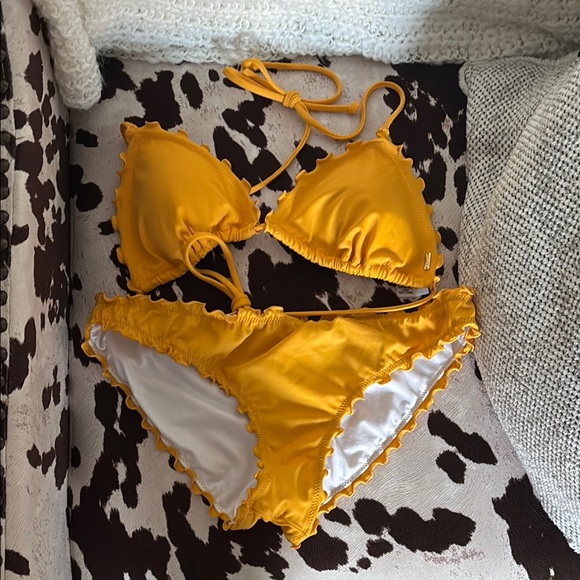 Yellow Ruffle trim Bikini Set - Picture 3 of 9